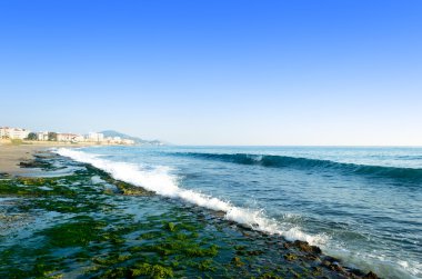 Akdeniz sahil plaj, dalgalar sıçramasına