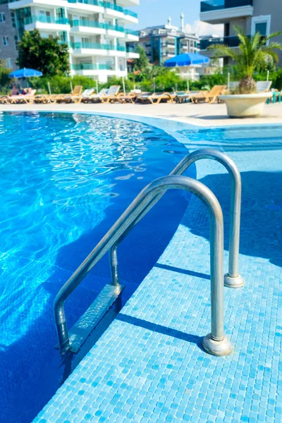 Piscina de natación con escaleras en el hotel — Foto de Stock