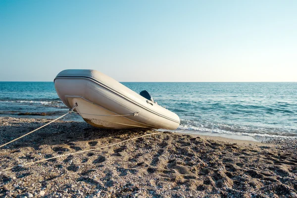 Barco en la playa —  Fotos de Stock