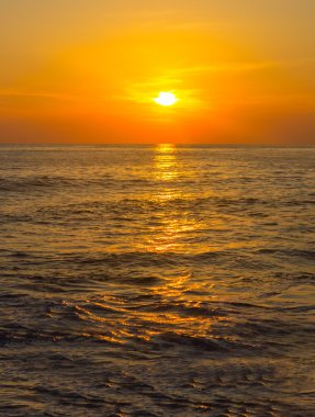 Denizin üzerinde güzel gün batımı