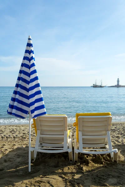 Két szék és zárt napernyő a strandon — Stock Fotó