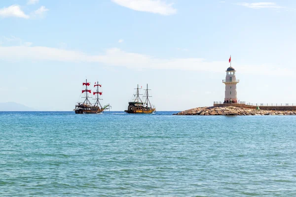 Leuchtturm und Segelschiffe im Mittelmeer — Stockfoto