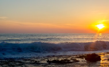 Denizin üzerinde güzel gün batımı