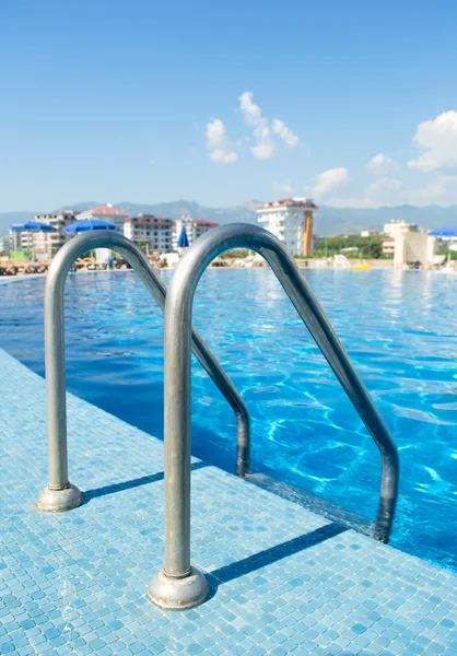 Swimmimg pool with stairs outdoor. Selective focus. — Stock Photo, Image