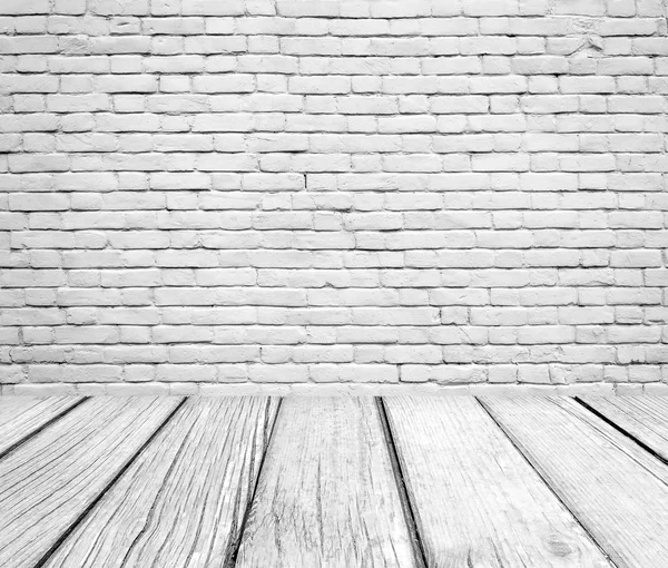 古い部屋のインテリア、れんが造りの壁、木質床の背景 — ストック写真