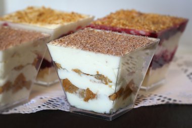 tiramisu tatlı bir cam