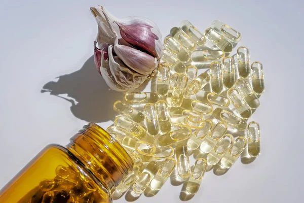 Česnek olej kapsle, tablety vitaminů d — Stock fotografie