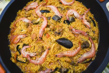 Paella ile karides ve midye, tipik İspanyol çanak, malzemeleri Akdeniz, İspanya