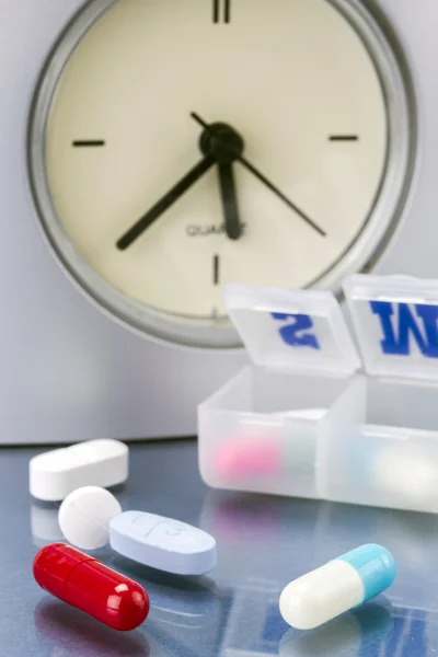 일부 약과 빨간 시계, 매일 약물 치료 — 스톡 사진