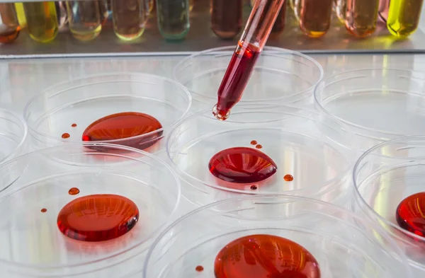 实验室塑料吸管充满红色液体和新兴 d — 图库照片