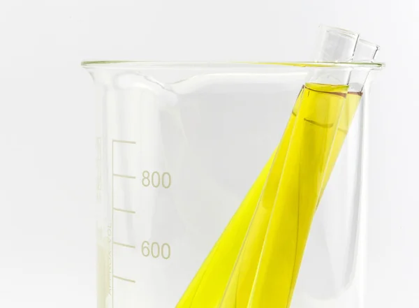 Prøverør med rød væske (væske, vann) i begerglasset til kjemoterapi – stockfoto