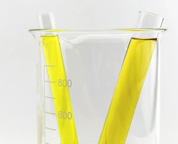 Prøverør med gul væske (væske, vann) i begerglasset for ch – stockfoto