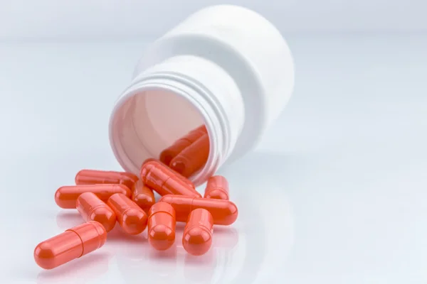 Piller som rinner från en öppen flaska — Stockfoto