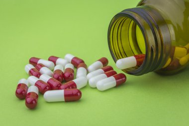 açık bir şişeden dökülmesini hapları