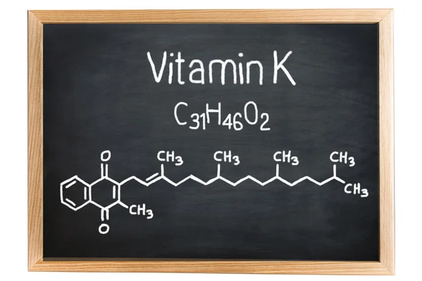 Krijtbord met de chemische formule van de vitamine k — Stockfoto