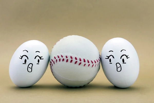 Zwei Eier schauen auf einen Baseballball — Stockfoto