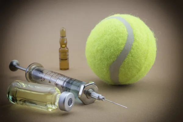 Testy do badania moczu wraz z piłka tenis, koncepcja — Zdjęcie stockowe