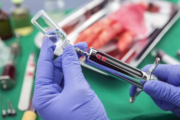 Enfermera llenando jeringa con medicamentos — Foto de Stock