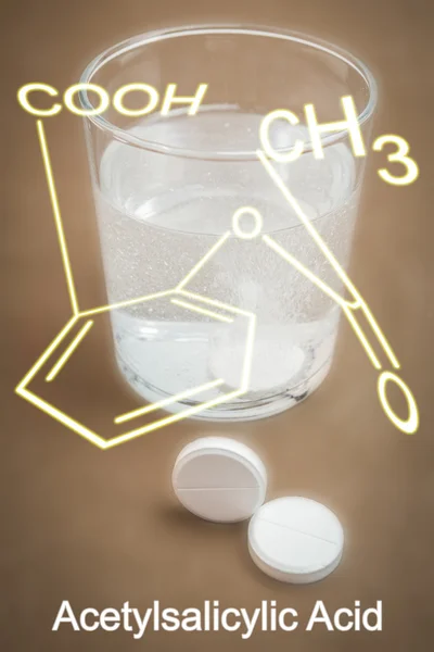 Vidro de água com ácido acetilsalicílico, aspirina efervescente — Fotografia de Stock
