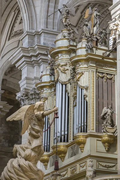 Vista do órgão monumental localizado dentro do coro, tipicamente espanhol, estilo barroco com tubos horizontais em ambas as fachadas, Espanha — Fotografia de Stock