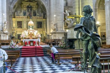 Sculpture of risen Jesus made in bronze