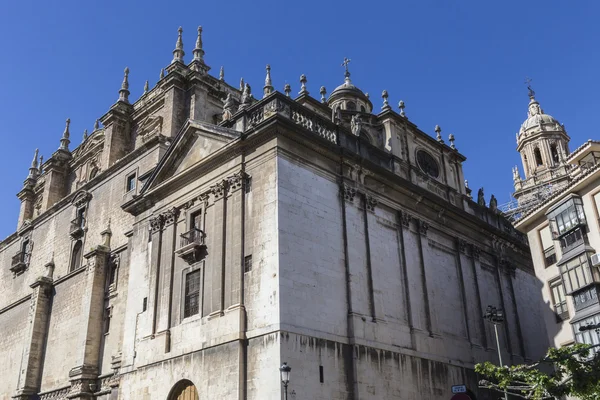 Zijaanzicht en achterzijde van de kathedraal van de heilige kerk in Jaen, — Stockfoto