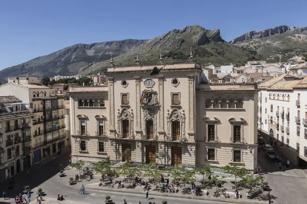 Ayuntamiento de la ciudad de Jaén, también conocido como Palacio Municipal, situado frente a la catedral, de aspecto colonial fue realizado por el arquitecto Antonio María Sánchez en el año 1949, tomar en Jaén, España — Foto de Stock