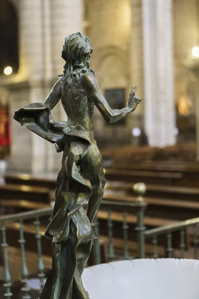 En skulptur av oppstandne Jesus gjort i bronse – stockfoto