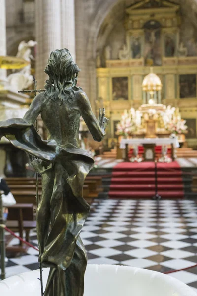 Sculpture of risen Jesus made in bronze — Stock Photo, Image