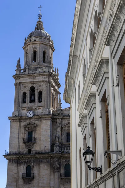 La catedral de Jaén, Vista de la primera torre, junto a la calle que separa el Ayuntamiento y el Obispo, Take in Jaén, España —  Fotos de Stock