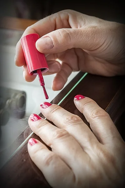 Manikúra nehty fialové barvy na bílém stole doma — Stock fotografie