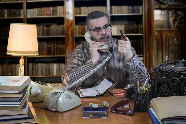 Employee with glasses talking on the phone — Stock Photo, Image