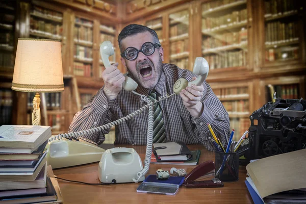 Empregado com óculos falando ao telefone no escritório no — Fotografia de Stock