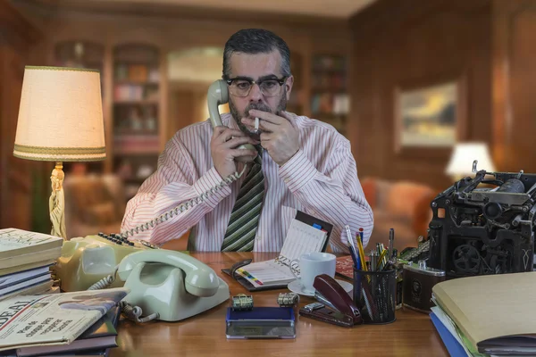 Empleado con gafas hablando por teléfono y fumando — Foto de Stock