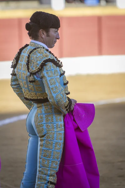 Den spanska tjurfäktare El Fundi tjurfäktning med kryckan i — Stockfoto