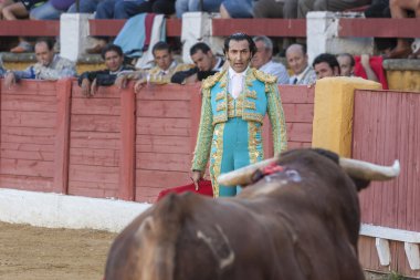 İspanyol Boğa Güreşçisi Juan de Felix koltuk değneği ile boğa güreşi