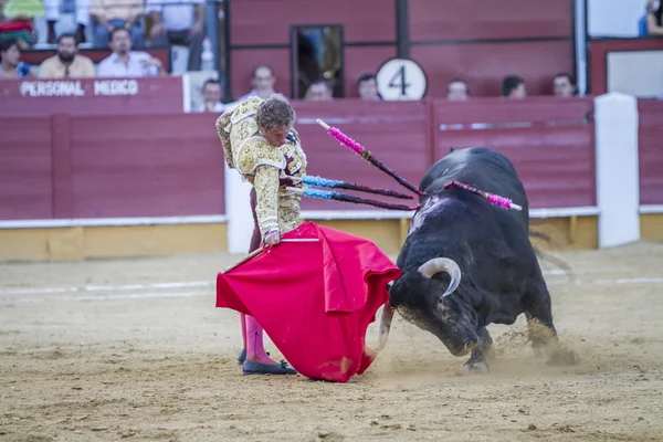 Den spanska tjurfäktare Jose Luis Moreno tjurfäktning med c — Stockfoto