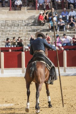 Alvaro montes, at sırtında İspanyol cadı garrocha üzerinde Boğa güreşçisi (