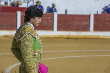 İspanyolca Boğa güreşçisi Sebastian Castella boğa güreşi ile