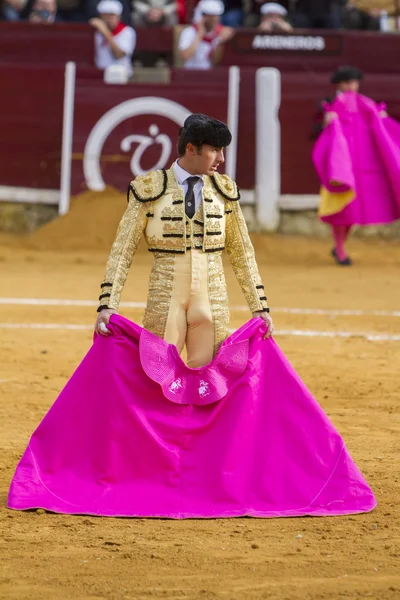 De Spaanse stierenvechter El Fandi stierenvechten met de kruk in — Stockfoto