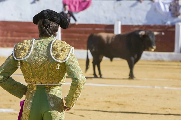 Villacarrillo、スペインの闘牛場で松葉杖でスペイン闘牛士セバスティアン カステラ闘牛 — ストック写真