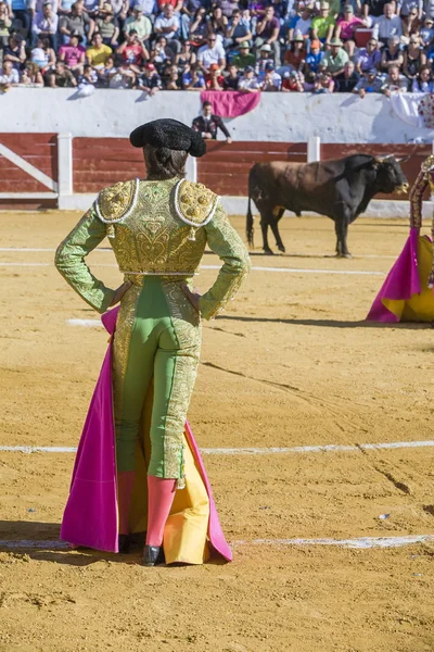 Den spanska tjurfäktare Sebastian Castella tjurfäktning med den — Stockfoto