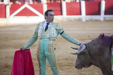 T koltuk değneği ile İspanyol Boğa güreşçisi El Cid boğa güreşi