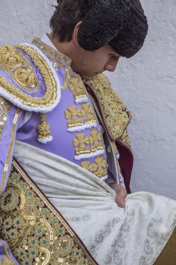 Spainish boğa güreşçisi Sebastian Castella yürüyüş kendisi koyarak 