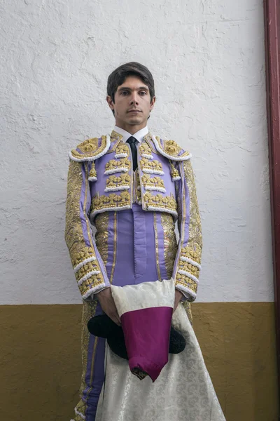 西班牙斗牛士塞巴斯蒂安卡斯特拉完全专注于穆明 — 图库照片