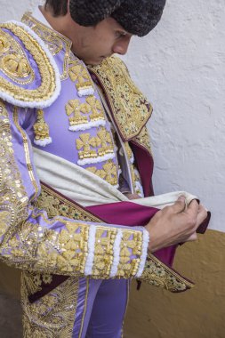 Spainish boğa güreşçisi Sebastian Castella yürüyüş kendisi koyarak 