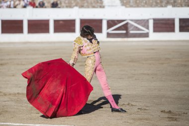 Koltuk değneği ile İspanyol Boğa güreşçisi Curro Diaz boğa güreşi 
