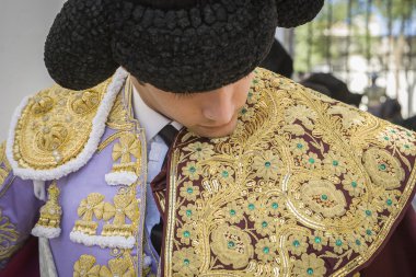 Baeza, İspanya - Ağustos 15 2009: İspanyolca boğa güreşçisi Sebastian kendisini boğa güreşi, tipik ve çok eski geleneği Baeza, Jaen Eyaleti, İspanya için dışarı çıkmadan sokakta yürüme cape koyarak Castella