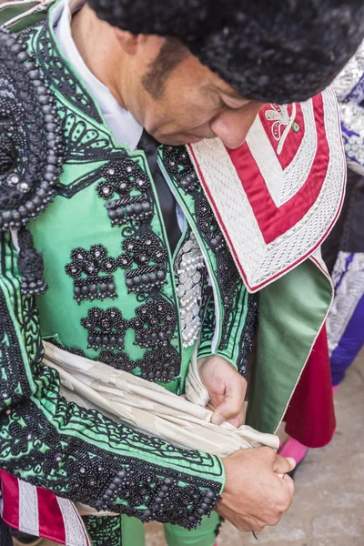 Spainish bullfighter putting itself the walk cape in the alley b — Stock Photo, Image