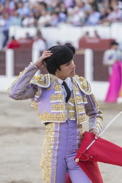 Spainish bullfighter Sebastian Castella biorąc Cap od niego — Zdjęcie stockowe